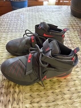 Nike youth 6.5 Gray and Red Mid-Top Basketball Sneakers with Strap